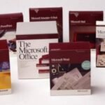 Várias caixas de software da Microsoft lado a lado.