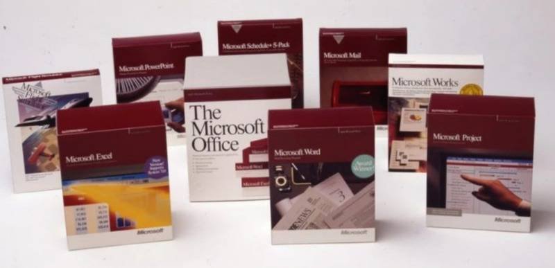 Várias caixas de software da Microsoft lado a lado.