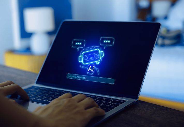 pessoa-interagindo-com-bot-no-notebook